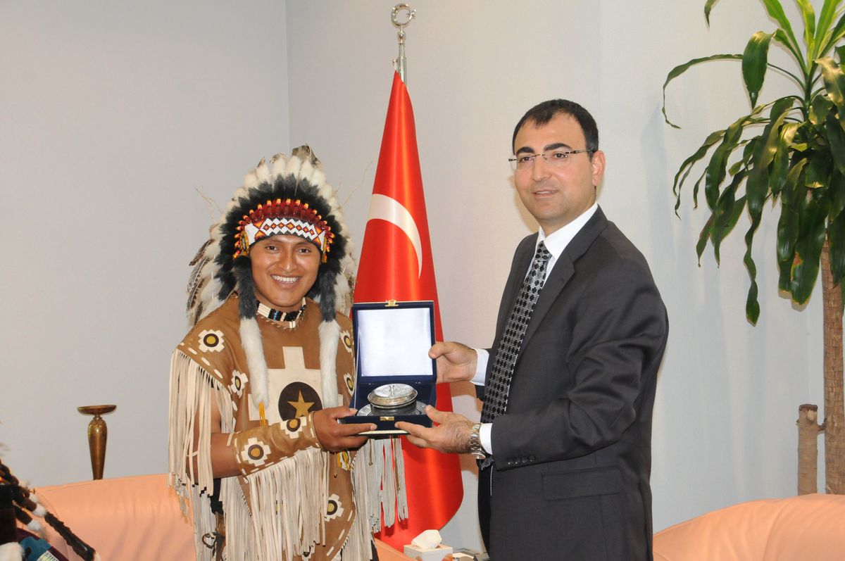 Ekvator Kıtasından İnka Kabilesi Kızılderililer Vali Toprak\'ı Ziyaret Etti