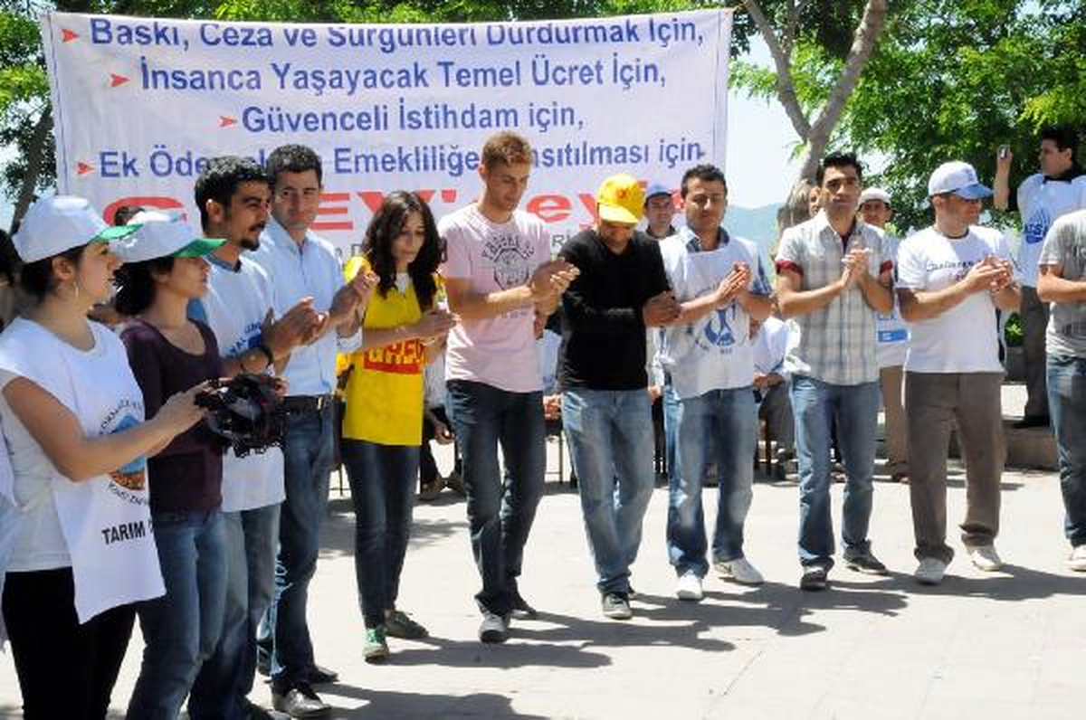 Elazığ ve Şırnak\'ta Memurlar Eylemde