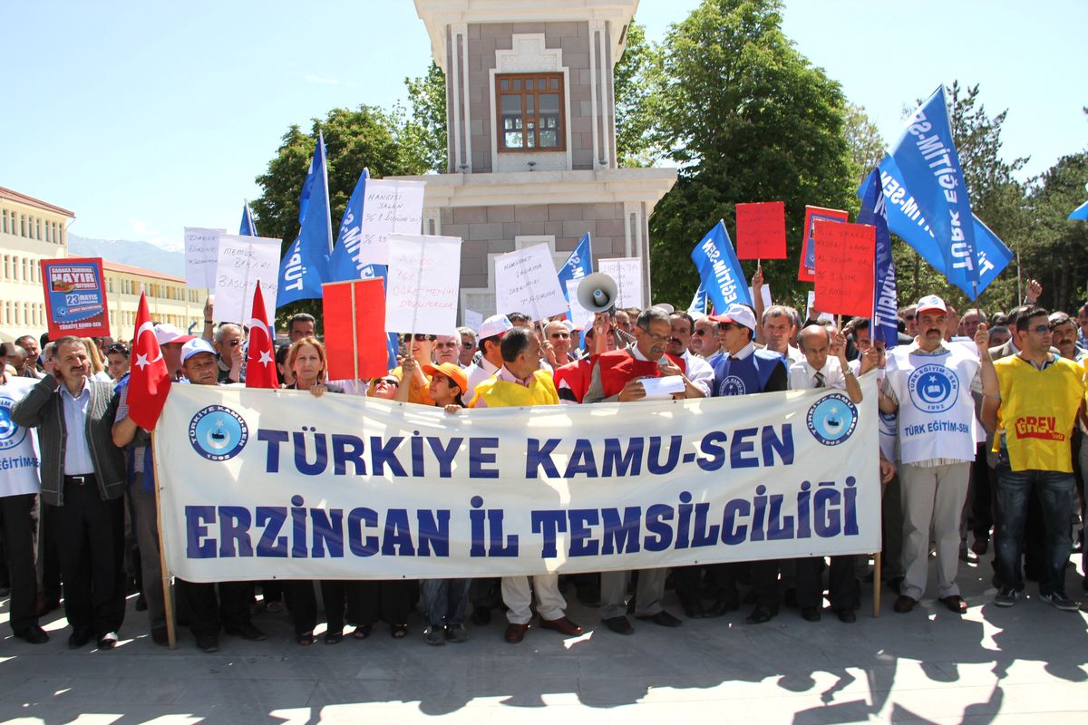 Erzincan\'da Memurlar İş Bıraktı