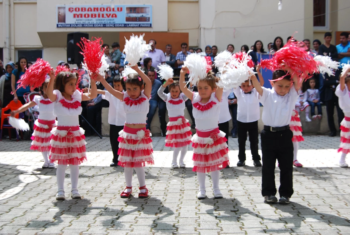 Eşme\'de Anaokulu Öğrencilerinin Yıl Sonu Gösterisi İlgiyle İzlendi