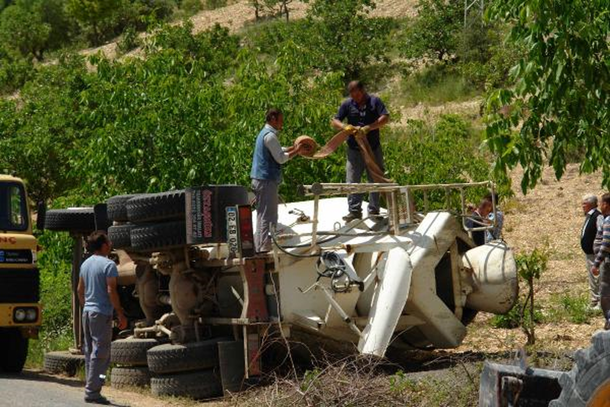 Gölbaşı\'nda Beton Mikseri Devrildi: 1 Yaralı