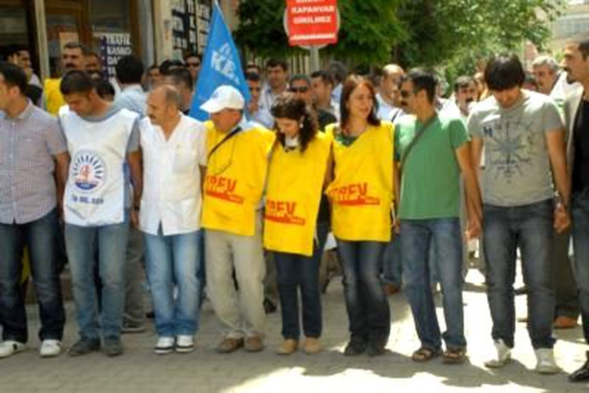Grevdeki Memurlardan Halaylı Protesto