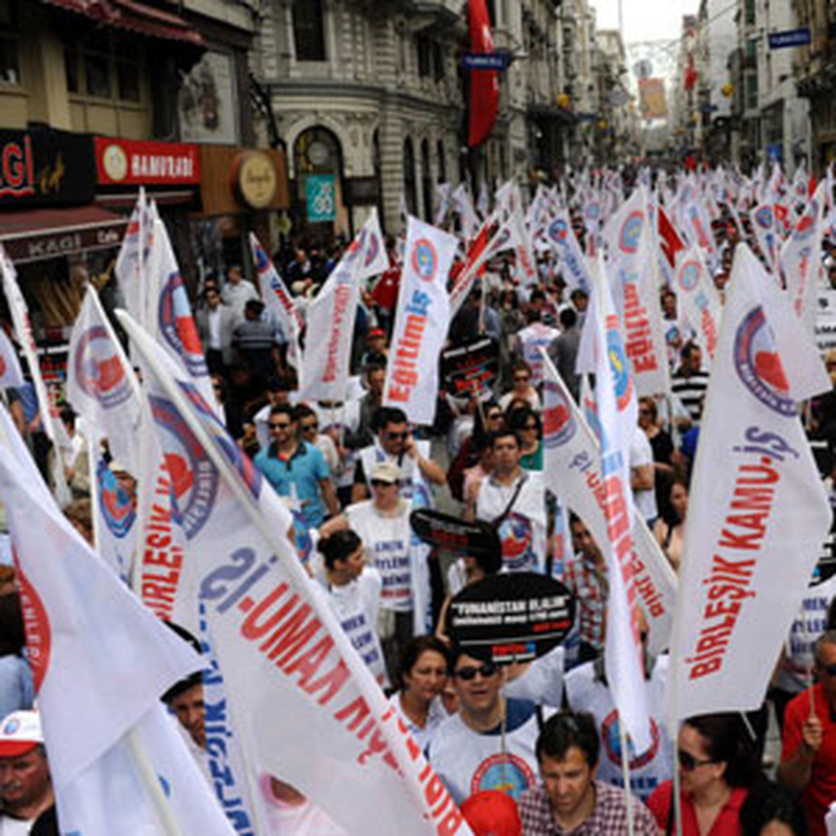 Greve Destek Veren Memurlar Taksim\'e Yürüdü