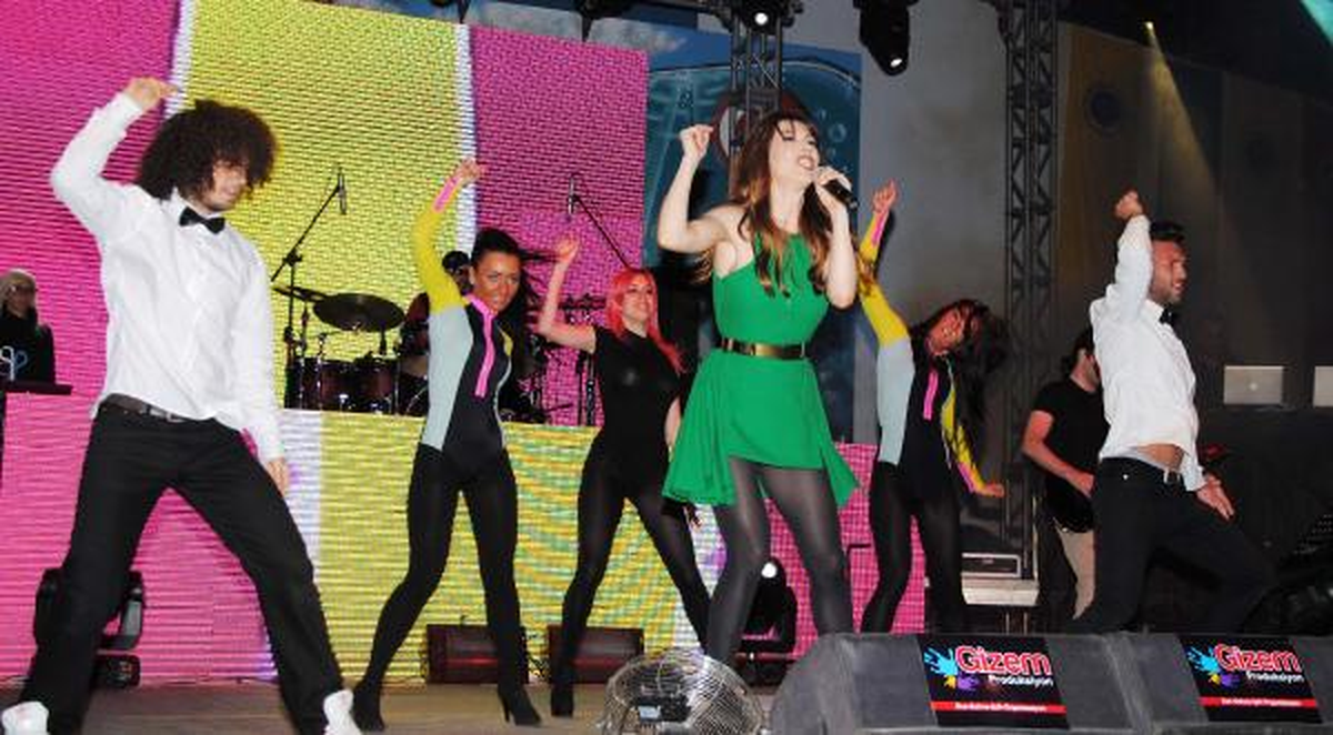 Hande Yener Öğrencileri Coşturdu