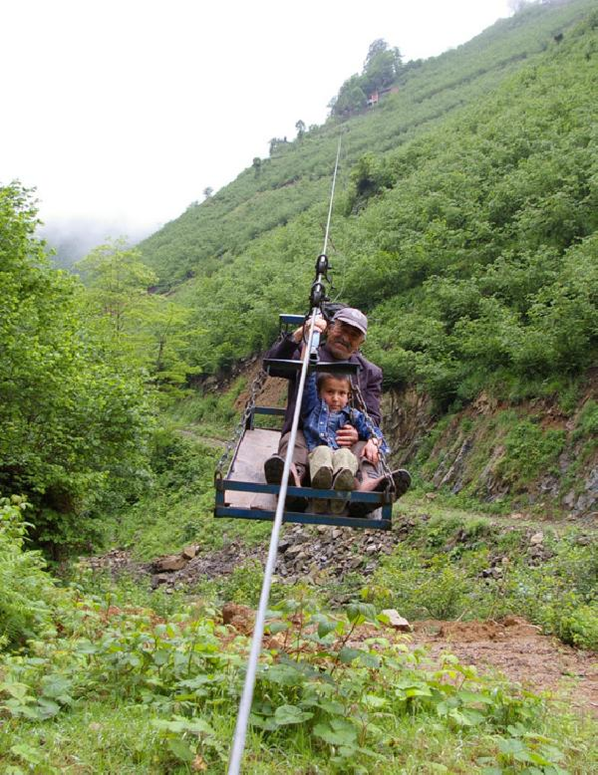 İlkel Teleferikle Tehlikeli Yolculuk