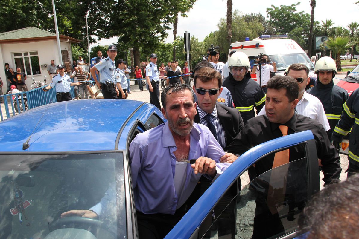 İşçiler Çocuklarıyla Yol Kesti, Kendini Yakmak İstedi Polis Müdahale Etti