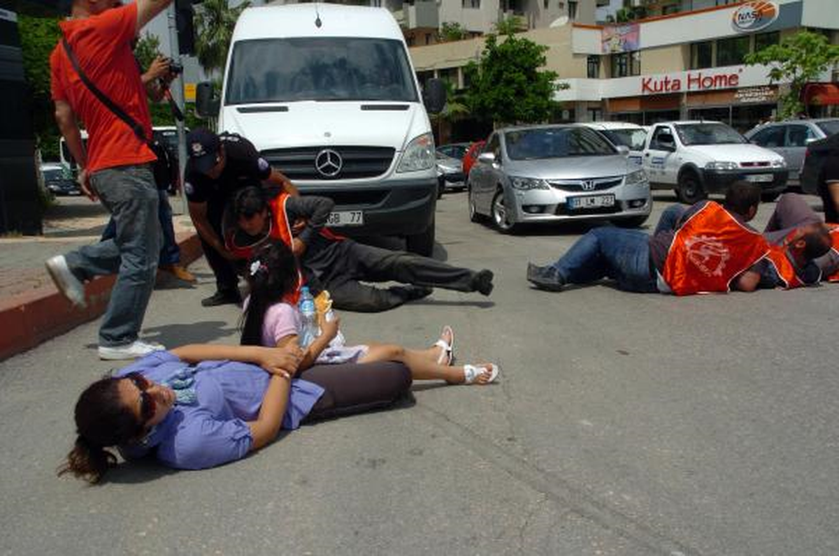 İşten Çıkartılan Taşeron İşçiler Yol Kapattı, Kendilerini Yakmaya Kalkıştı