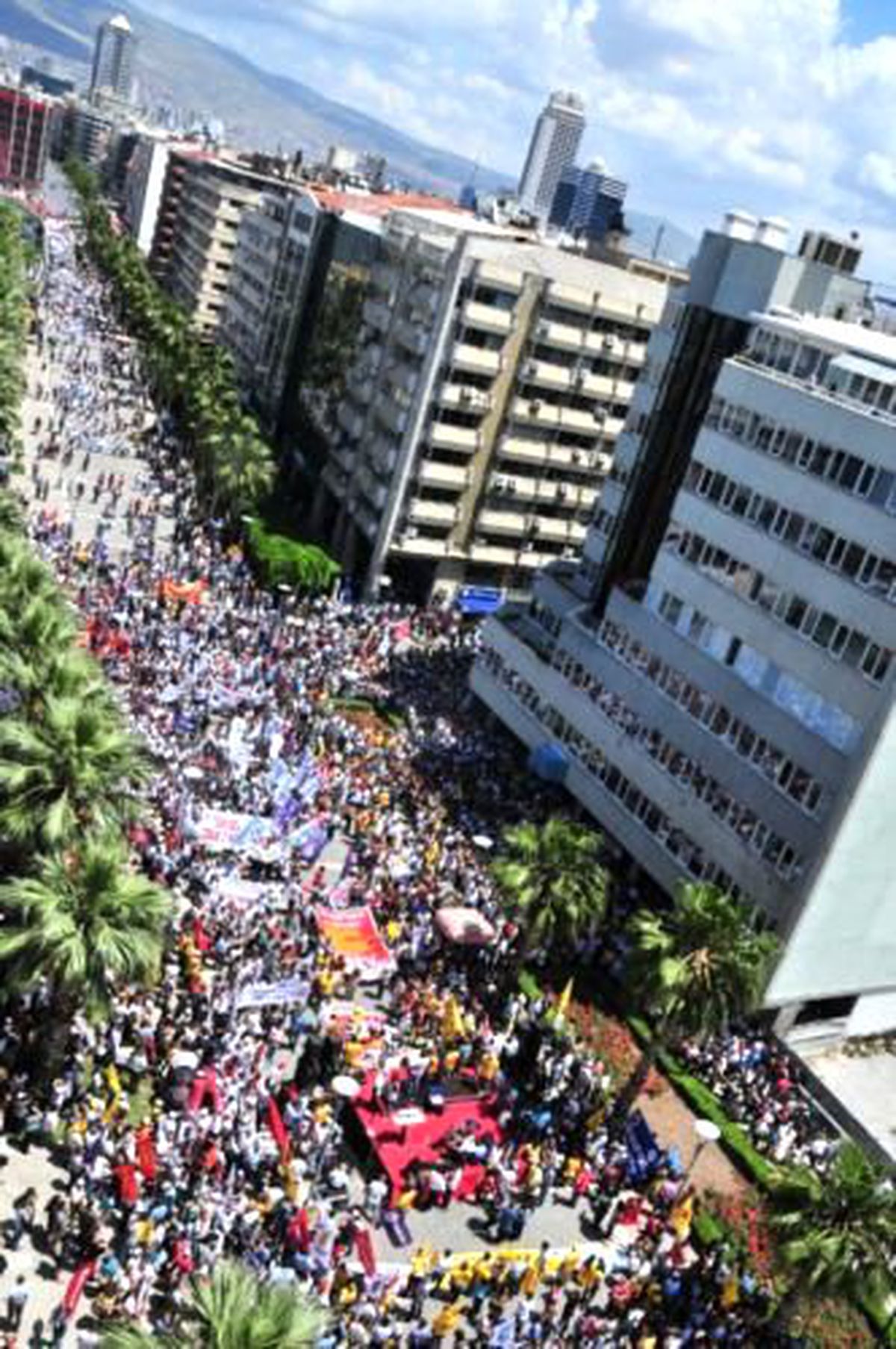 İzmir\'de Memurlardan 10 Bin Kişilik Eylem