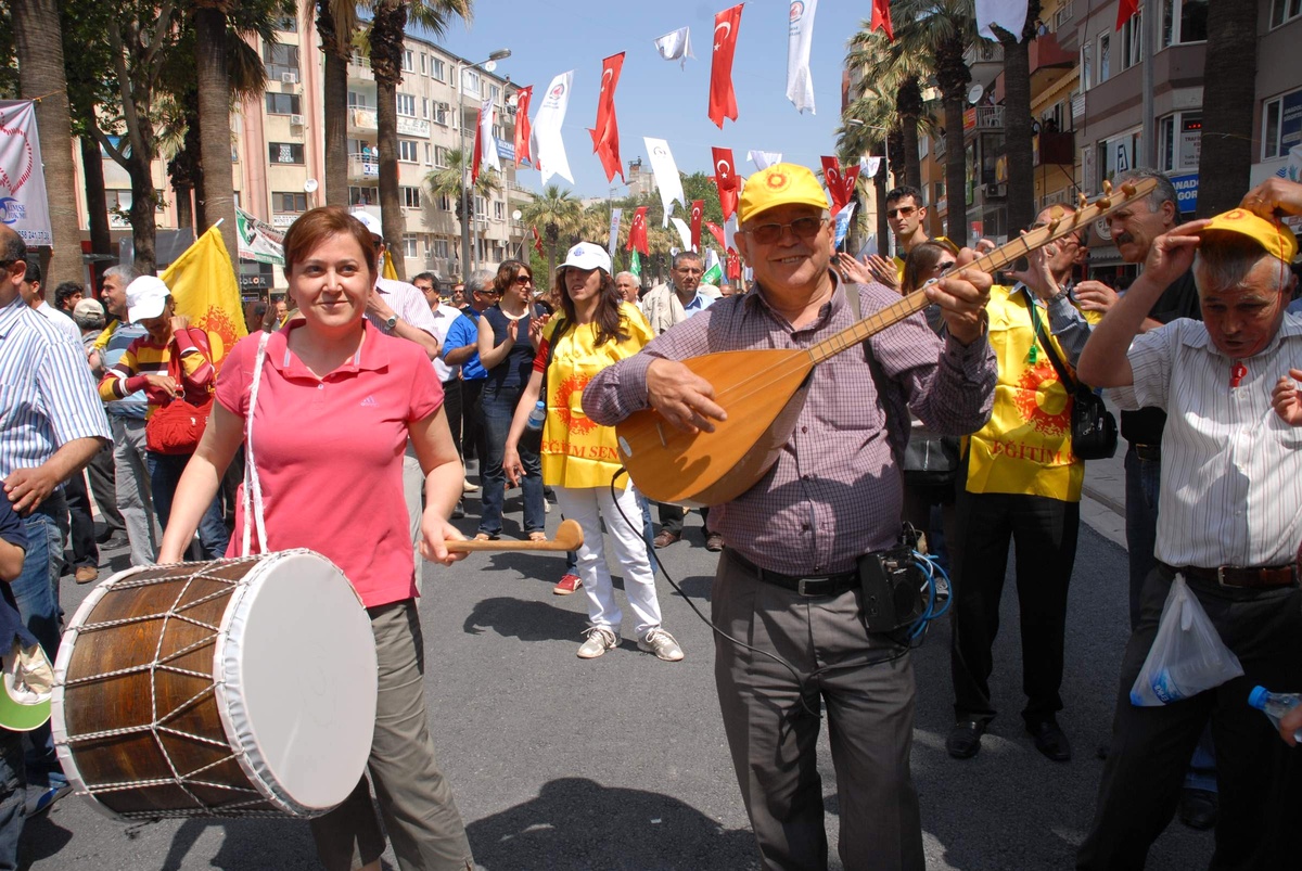 Kamu Çalışanları Zam Oranını Davul Zurnayla Protesto Etti