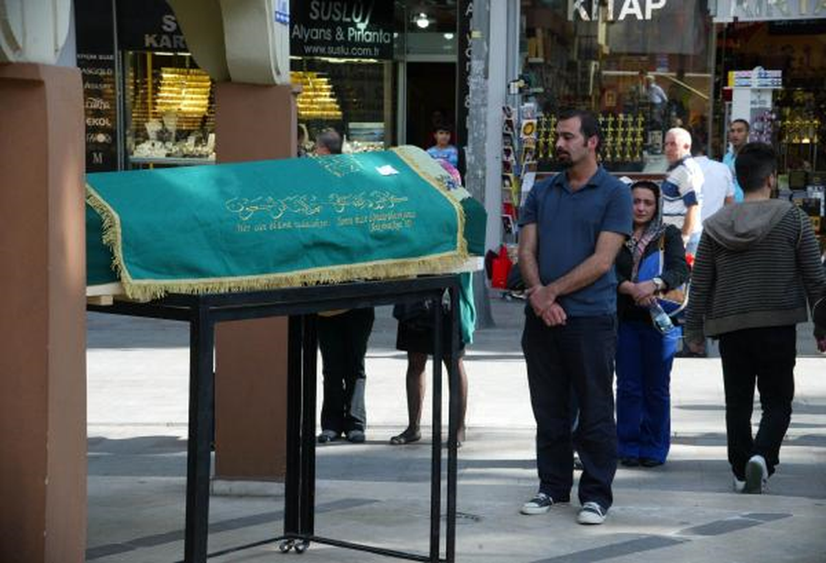 Kartal'da Motorsiklet Kazasında Ölen Kadın Son Yolculuğuna Uğurlandı