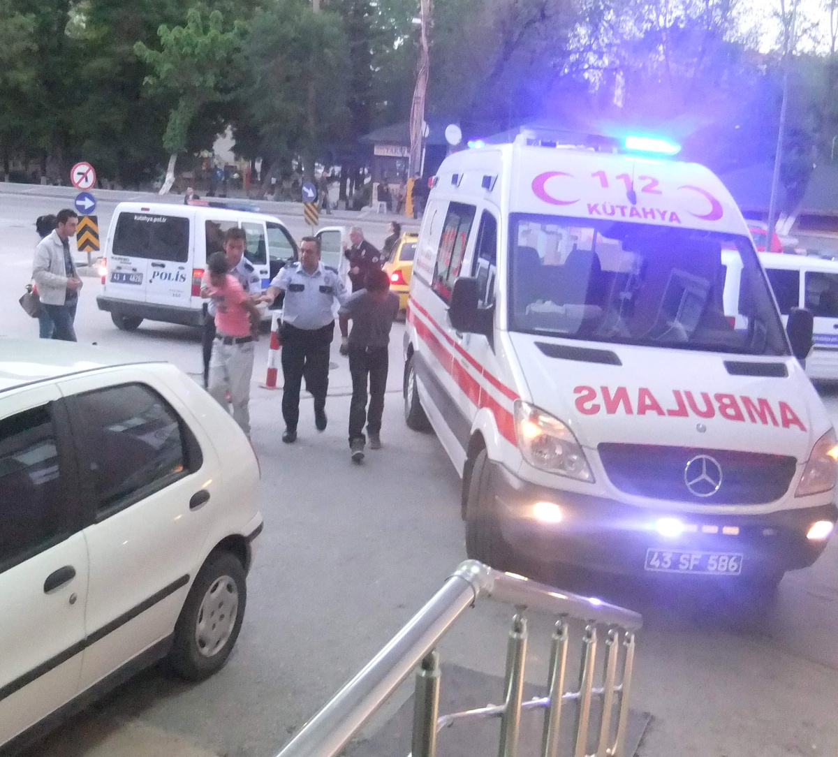 Kavgayı Ayırmak İsteyen Polis Neşterle Yaralandı