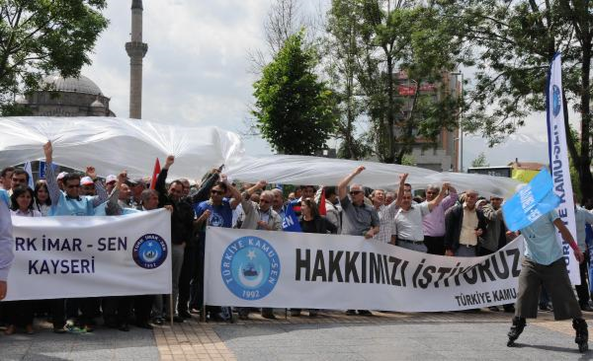Kayseri\'de 3 Bin Memurdan Türkülü Halaylı Eylem