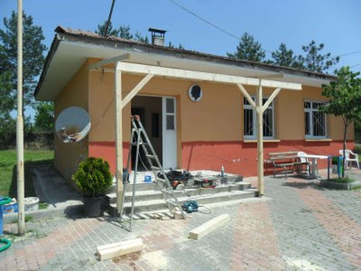 Kirazoğlu Mahallesi'nde Sundurma Çalışması