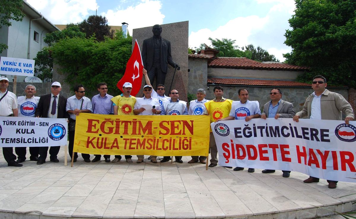 Kula\'da Memurlar İş Bıraktı
