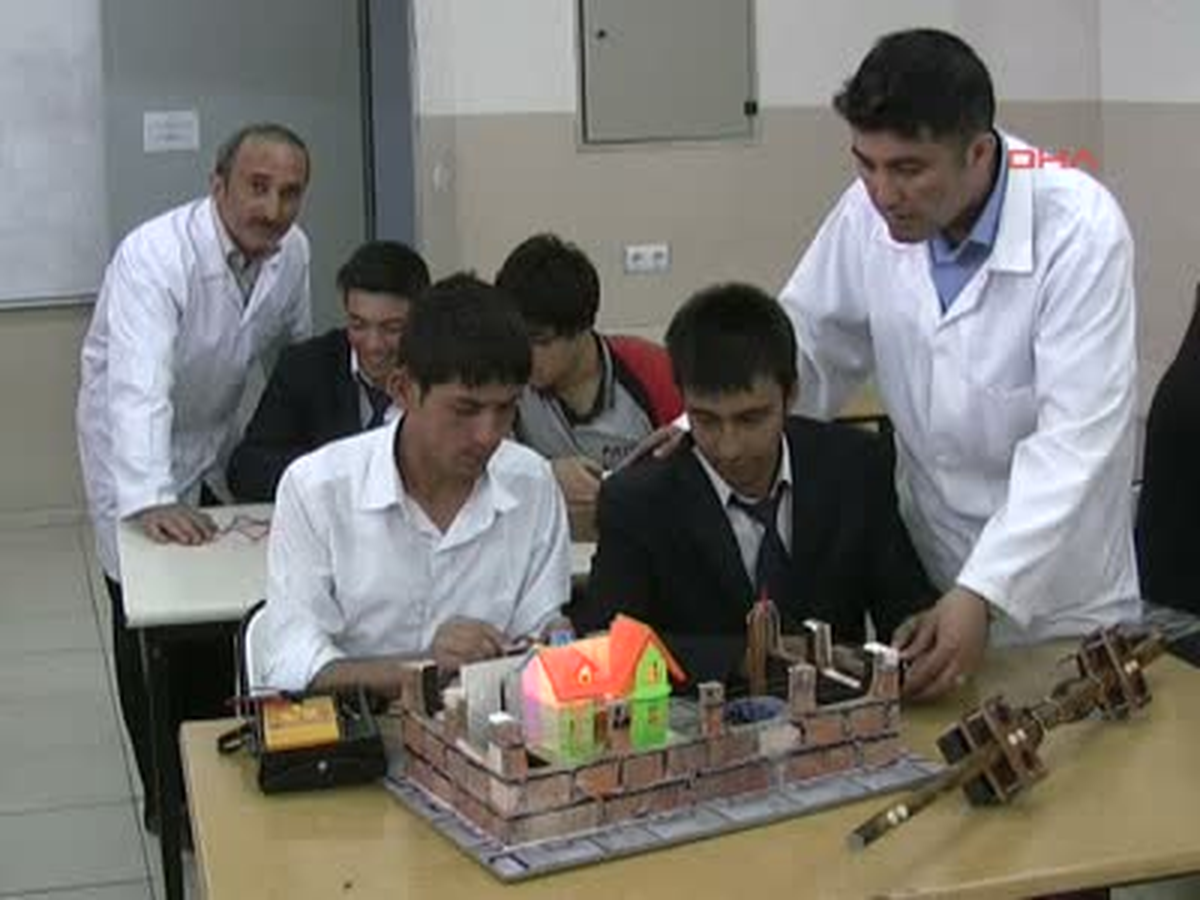 Liseli Mucitlerden Sensörlü Baston