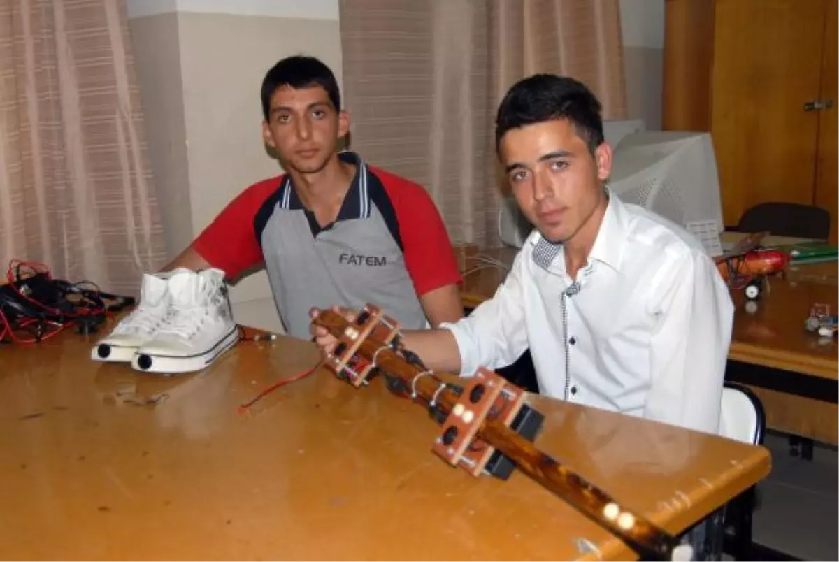 Liselilerden Görme Engelliler İçin Sensörlü Ayakkabı ve Baston