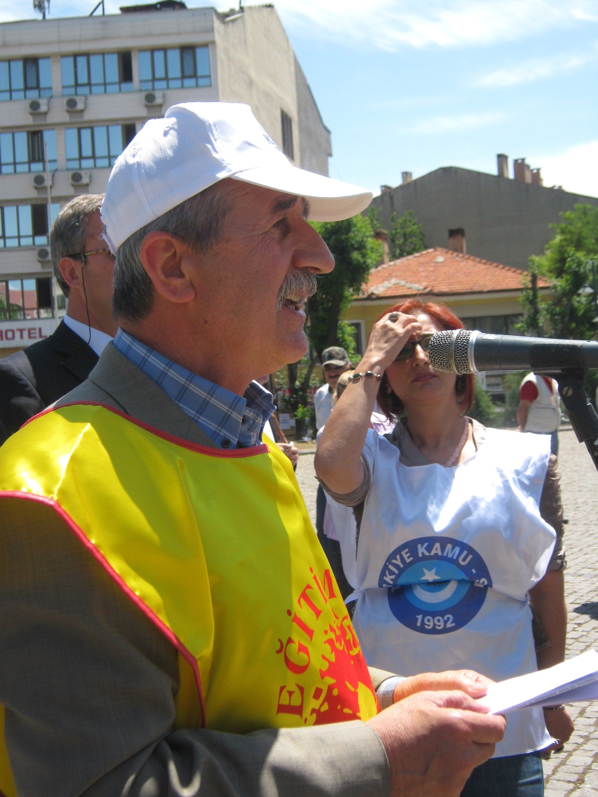 Lüleburgaz'da Memurlar Maaşlarına Yapılan Zammı Protesto Etti
