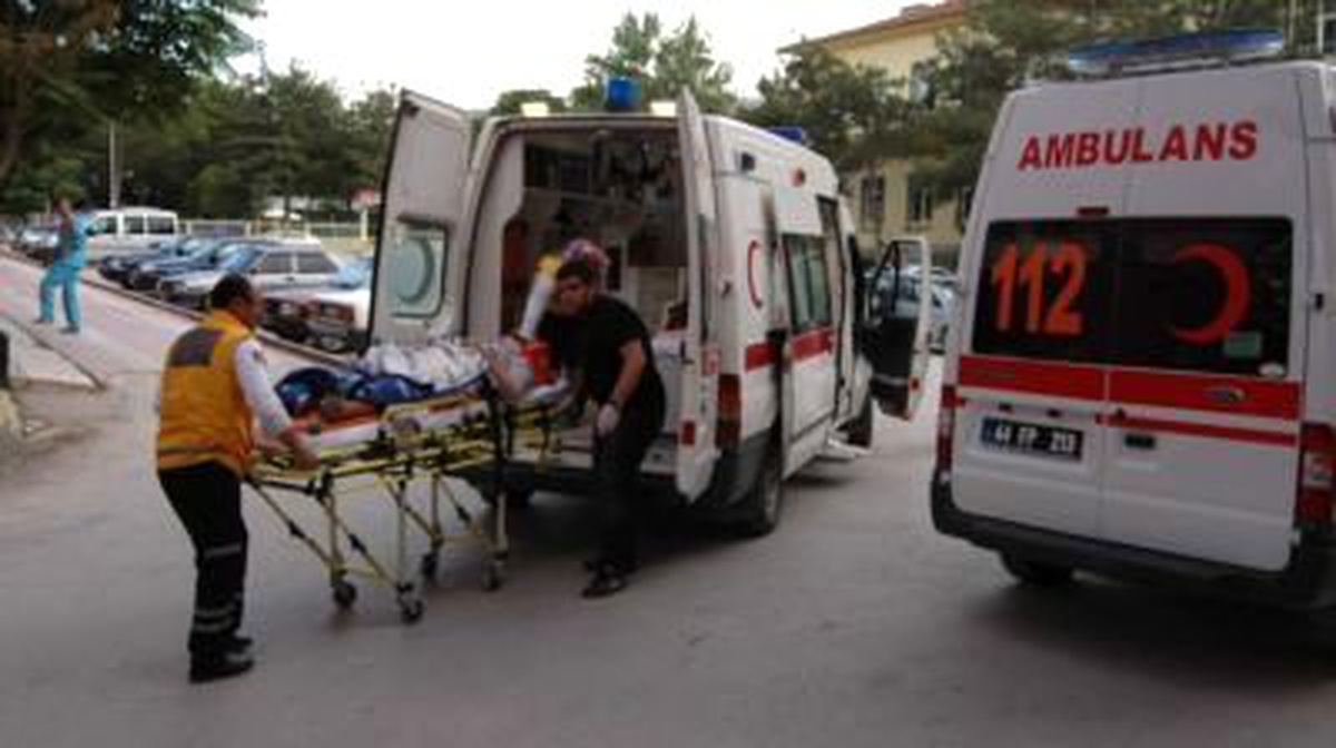Malatya\'da Yolcu Otobüsüyle Otomobil Çarpıştı