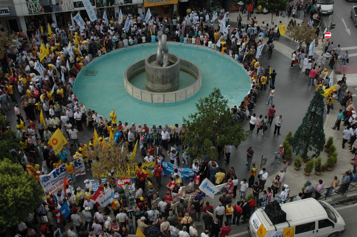 Manisa\'da Memurlar Bir Günlük İş Bıraktı