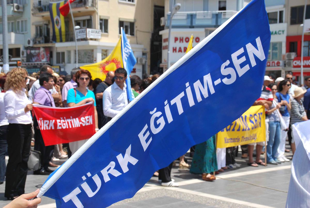 Marmaris'te Kamu Çalışanları İş Bıraktı
