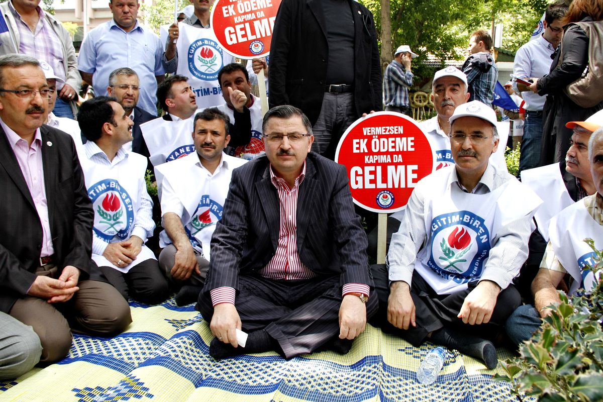 Memur-Sen\'den Eğitim-Bir-Sen\'in Oturma Eylemine Destek