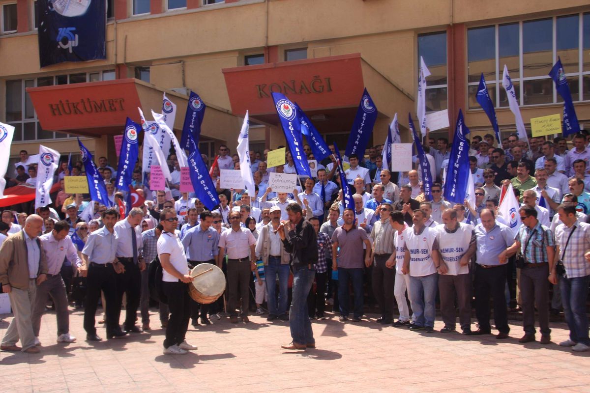 Memur-Sen'den Trabzon Valiliği Önünde Davullu Zurnalı Eylem