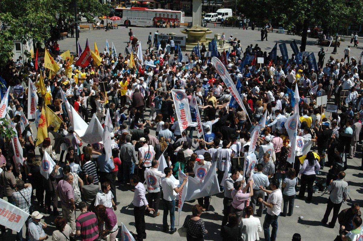 Memurlar Çorlu\'da İş Bıraktı
