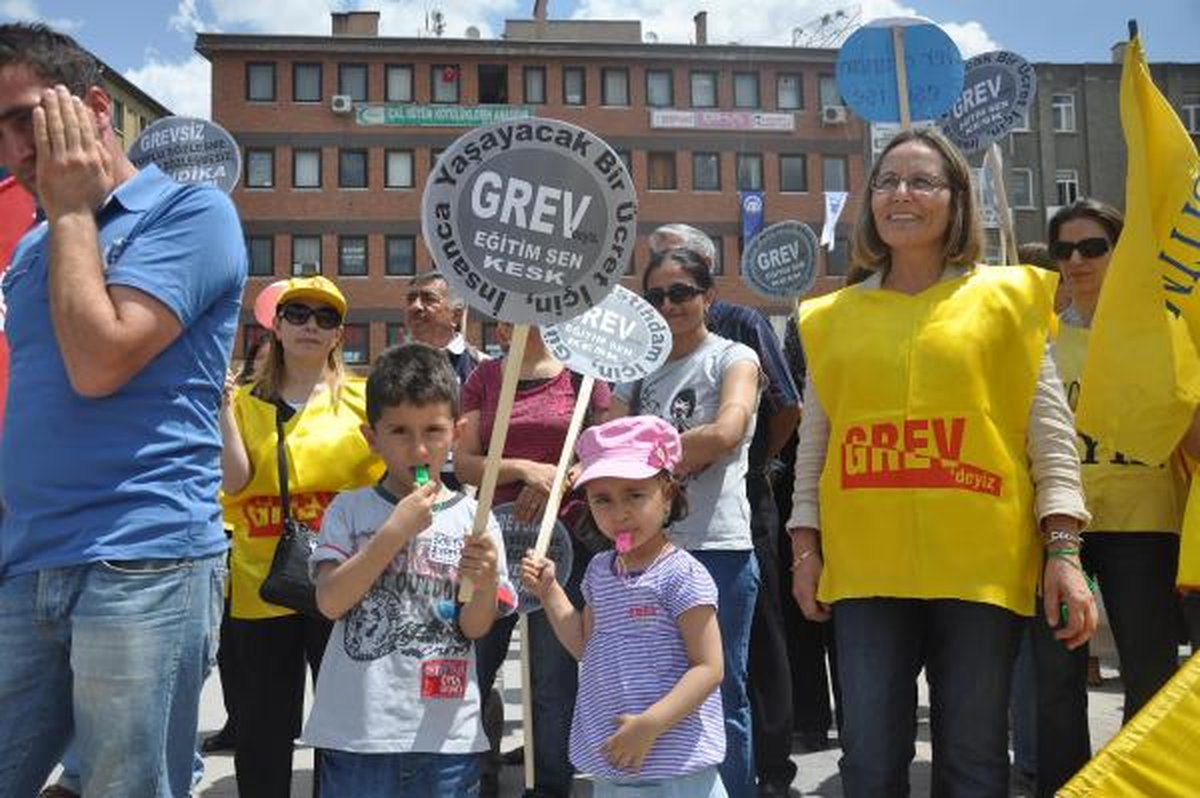 Memurlar, Davul ve Zurna ile Halay Çekti
