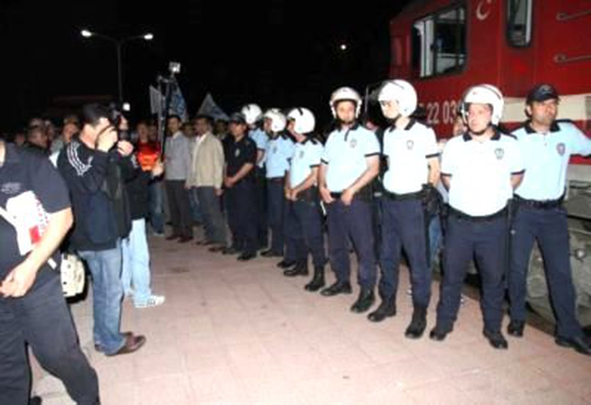 Memurlar Davul Zurna ile İş Bıraktı