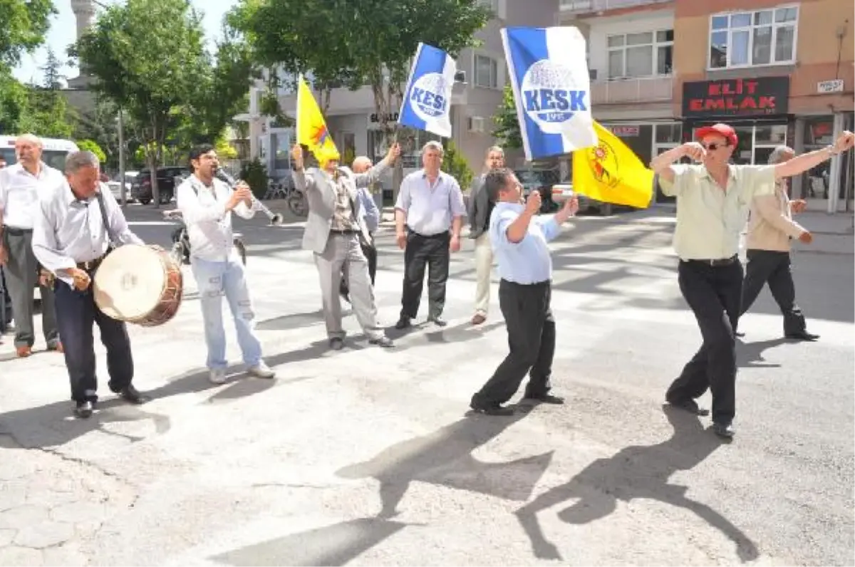 Memurlar İş Bırakma Eyleminde Göbek Atıp Halay Çekti