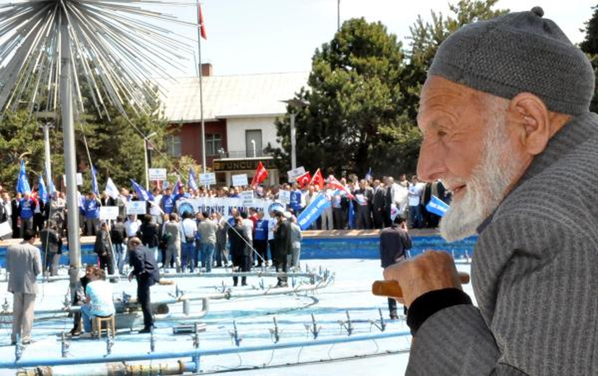 Memurlar Kalem ve Tebeşir Fırlatıp Halay Çekti