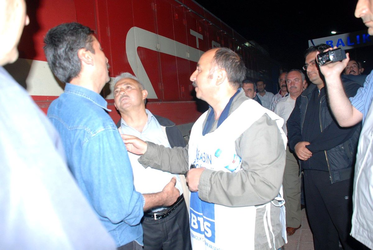Memurlar Treni Durdurmaya Çalıştı