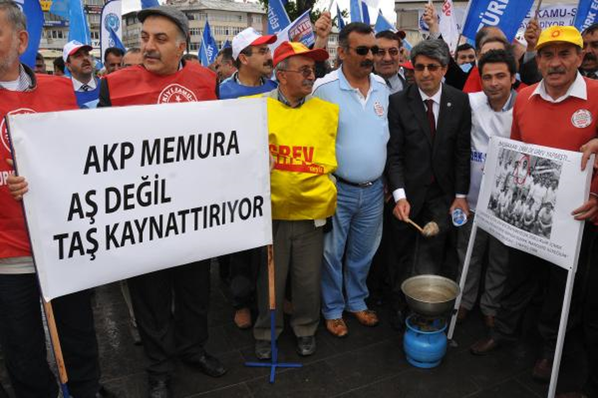 Memurlar Vuvuzela Çalıp, Tencerede Taş Pişirdiler