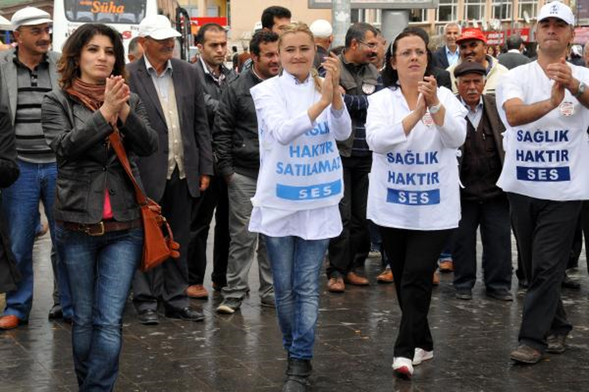 Memurlar Vuvuzela Çalıp, Tencerede Taş Pişirdiler (2)