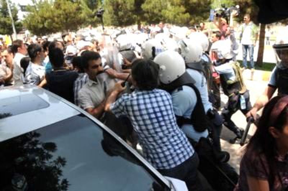 Mersin\'de Eylem Yapan Memurlarla Polis Arasında Arbede Yaşandı