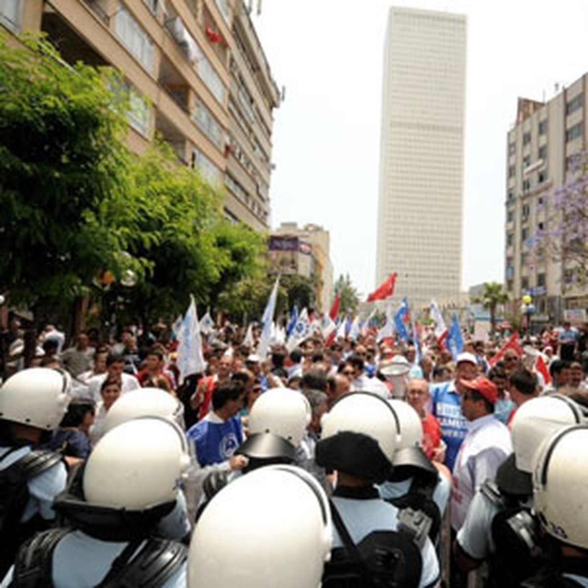 Mersin\'de Memurlar AK Parti\'ye Yürümek İstedi, Polis İzin Vermedi: 10 Yaralı