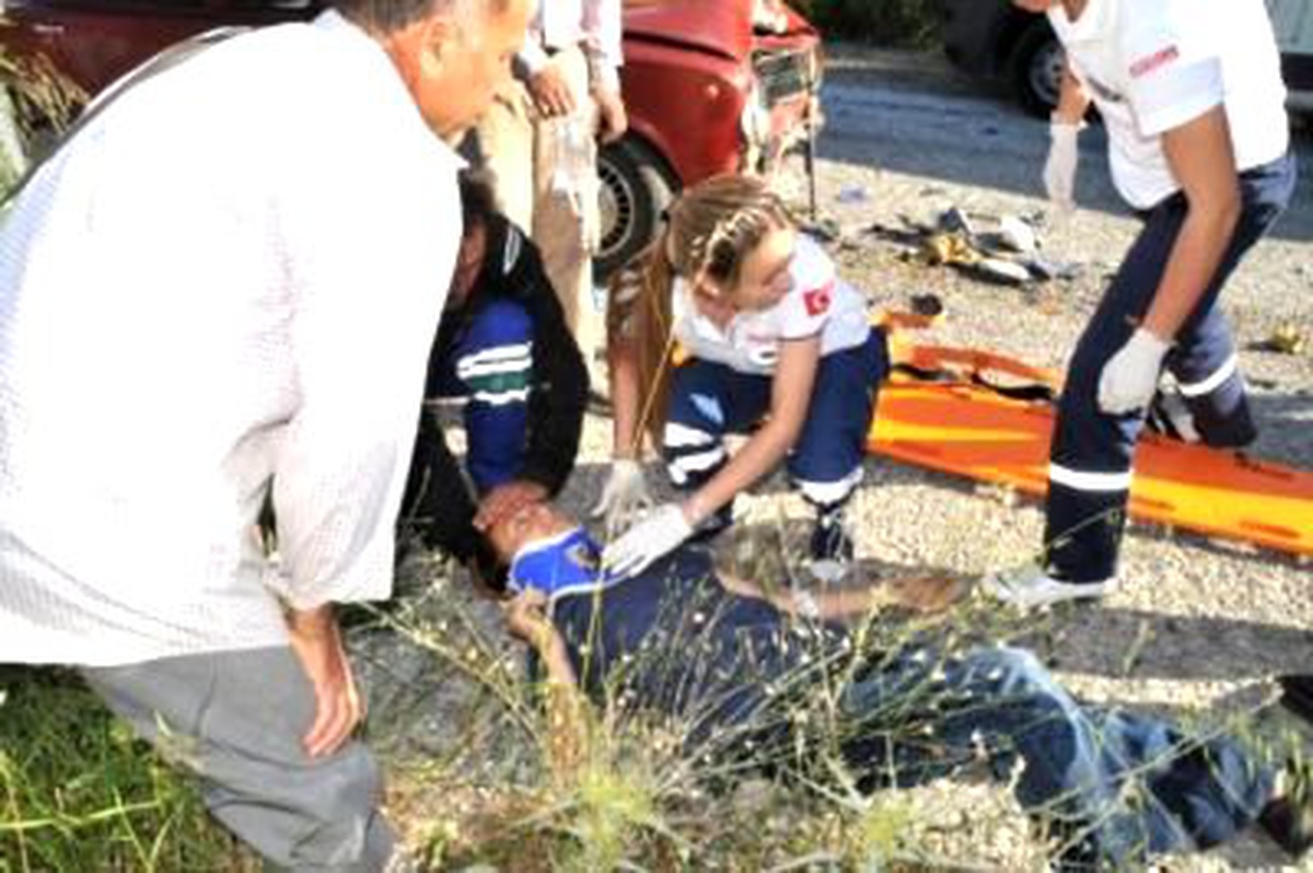 Motosiklet Otomobille Çarpıştı: 3 Yaralı