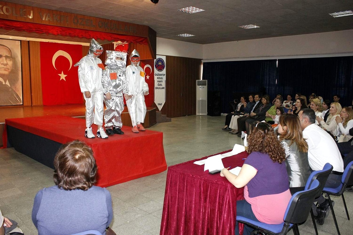 Öğrenciler, Kendi Tasarladıkları Kostümleri Defilede Almanca Sundu