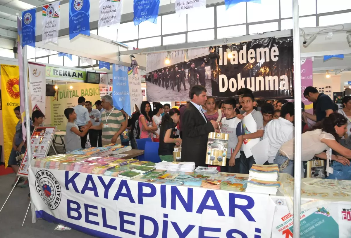 Öğrencilere Kürtçe Masal Seslendiren Bebek Dağıtıldı