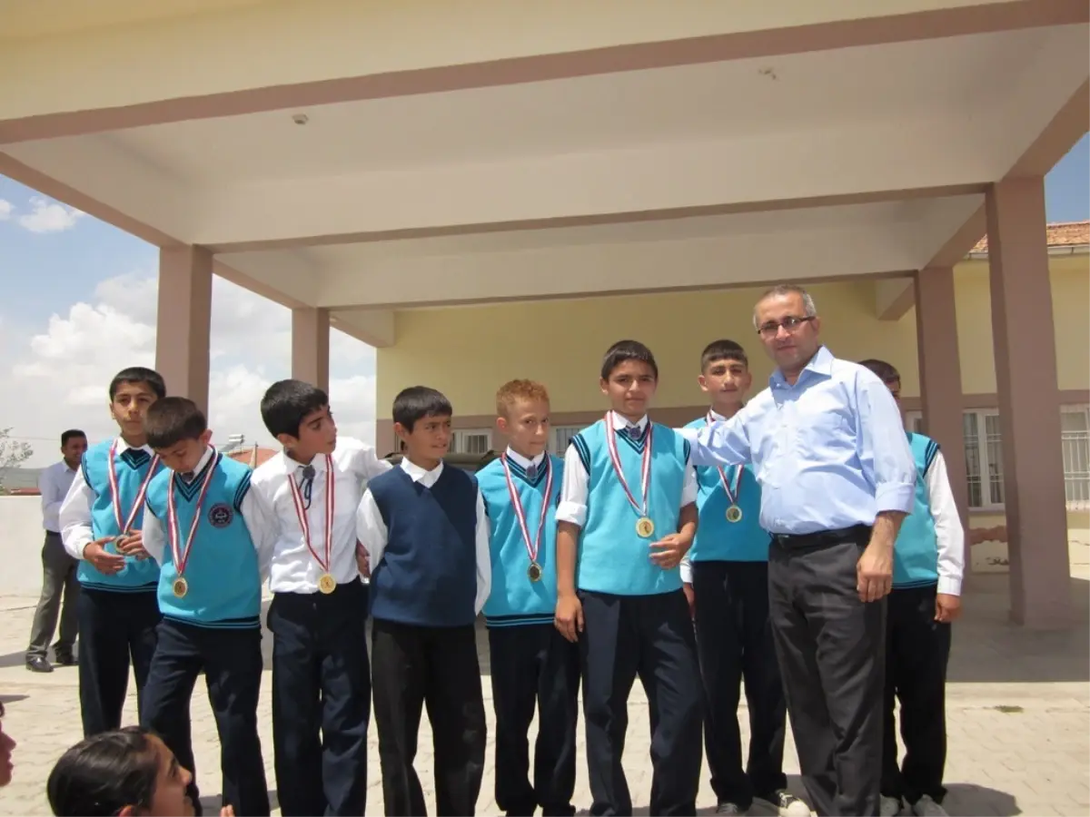 Öğrencilerin Bahar Kupası Futbol Turnuvası İlgi Gördü