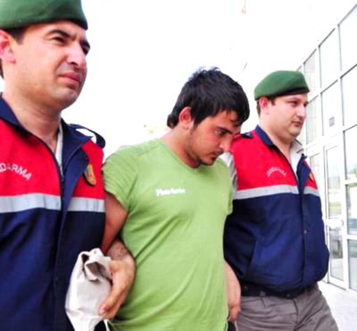 Öldürdüğü Garsonun Parasıyla Nişanlısına Tek Taş Yüzük Almış