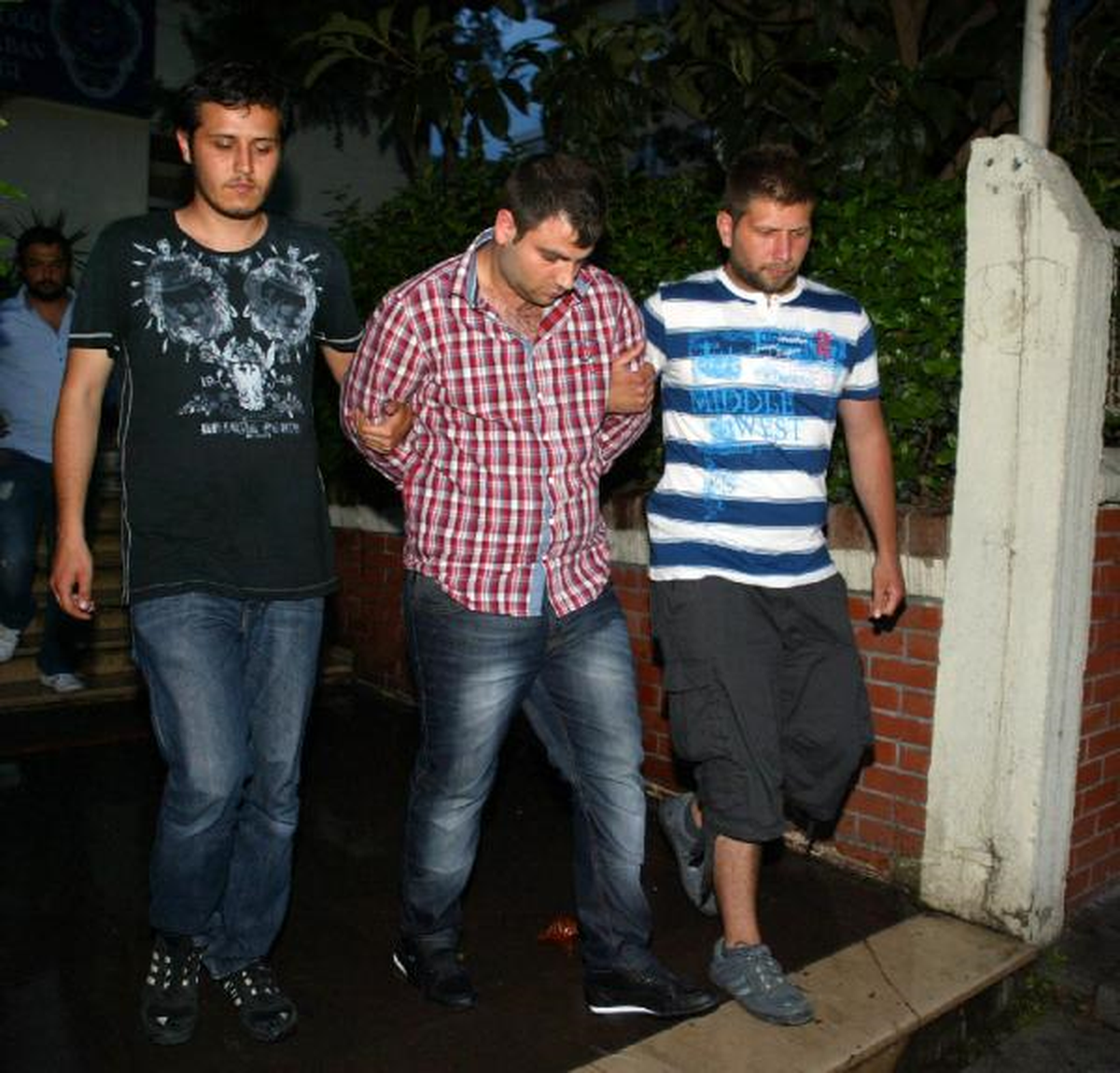 Oyun Cd'si Hırsızları Önce Kameraya Sonra Polise Yakalandı