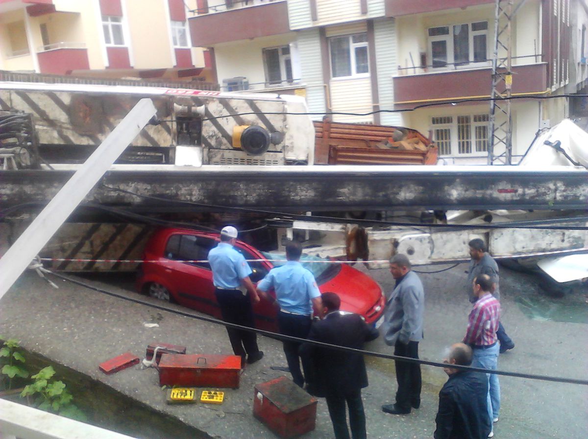 Park Halindeki Otomobilin Üzerine Vinç Devrildi