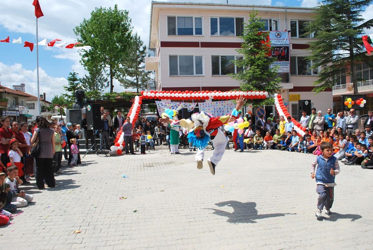 Pazarlar\'da İlk Kez Düzenlenen Çocuk Karnavalı Renkli Görüntülere Sahne Oldu