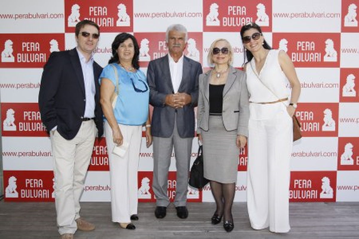 Pera Bulvarı Yaza Merhaba Dedi