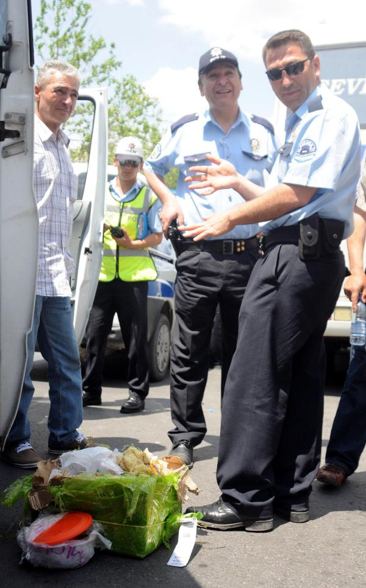 Polisin Fünye ile Patlattığı Paketten Yemek Çıktı