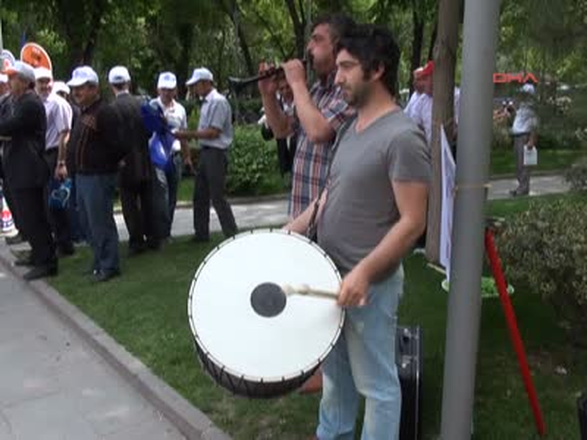 Sen\'den İş Bırakma ve Oturma Eylemi