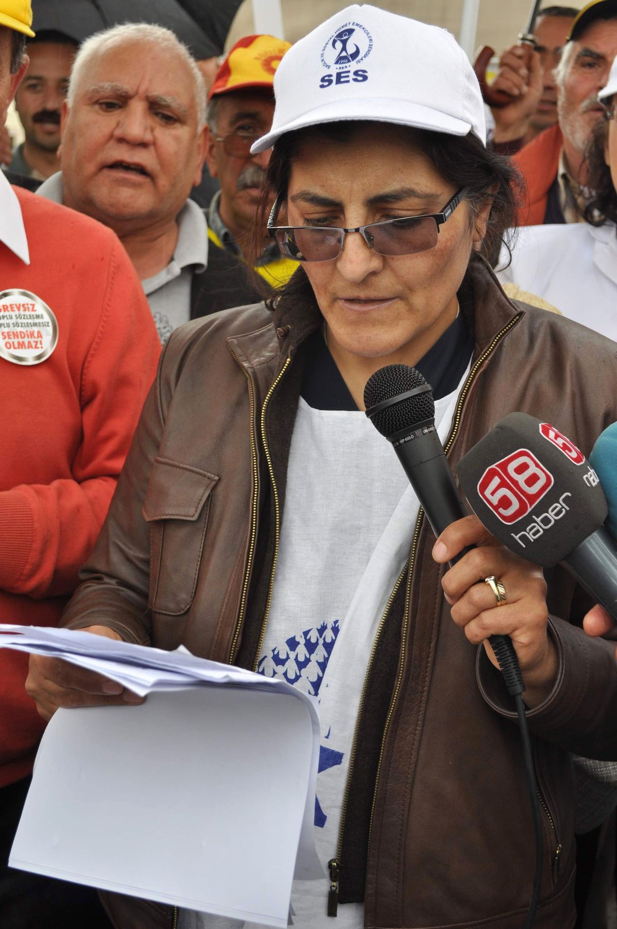 Şiddetli Yağmur Altında Protesto