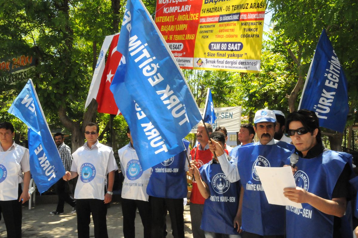 Şırnak\'ta Kesk ve Kamu Sen\'e Bağlı Sendikalar Grevde