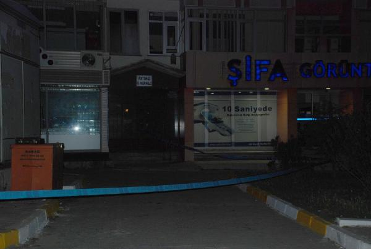 Şüpheli Çantayı Alıp Fırlatınca Polisten Azar İşitti